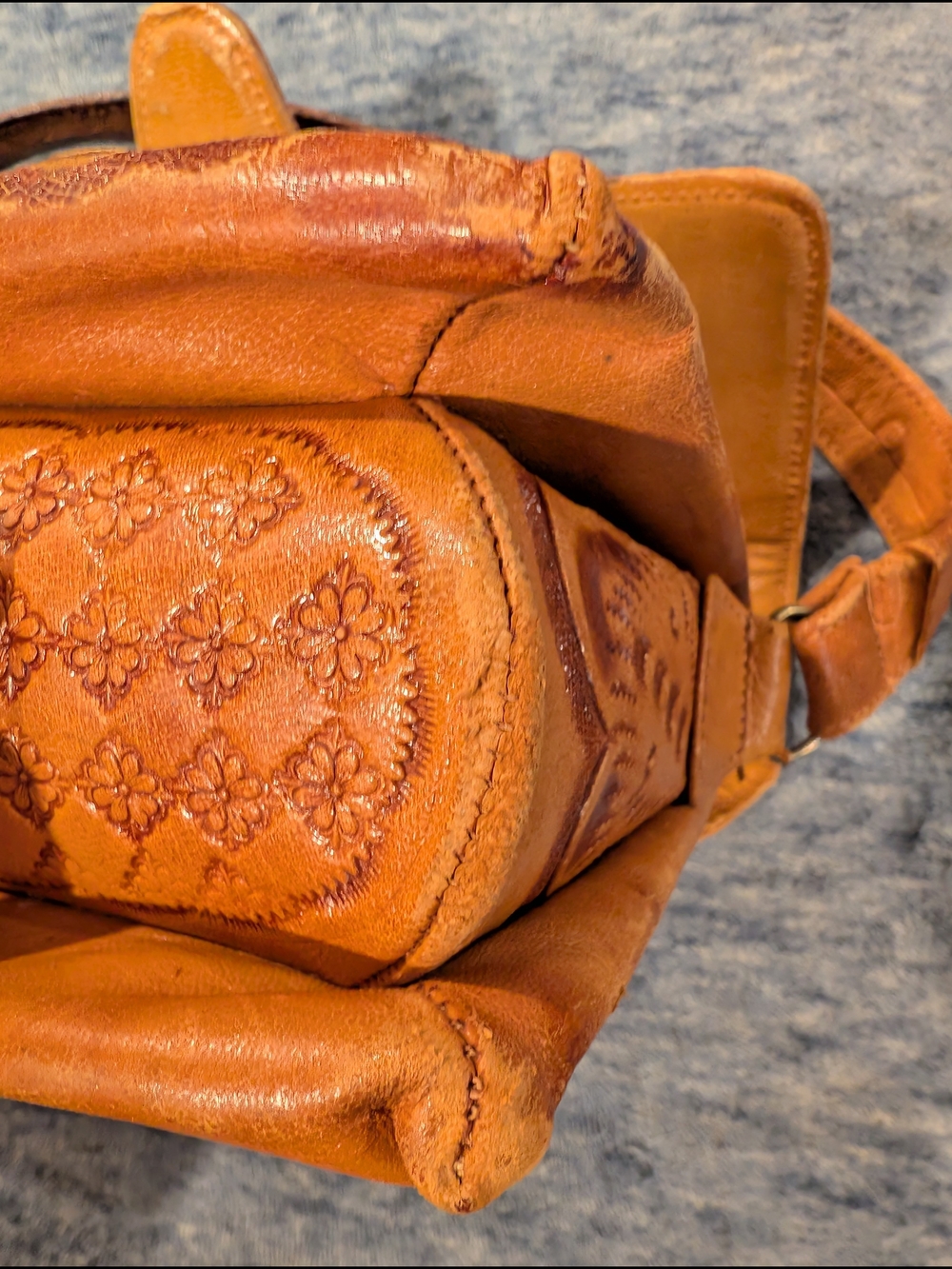 Handcrafted Vintage Tooled Leather Shoulder Bag - Flores' Bags - Picture 8 of 17